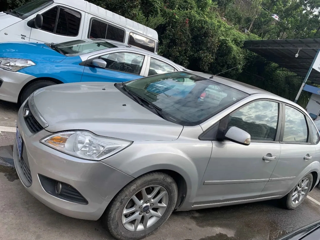 公開拍賣福克斯、上海別克牌機動車