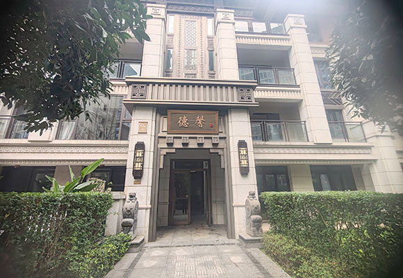 位于江陽區(qū)春華路三段197號12號樓1單元103號住宅用房(金科博翠灣)